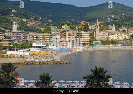 Vista sul mare Mediterraneo e il Litorale con alberghi e case tra le colline sulla popolare località turistica di Recco, Italia. Foto Stock
