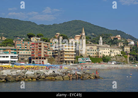 Vista sul mare Mediterraneo e il Litorale con alberghi e case tra le colline sulla popolare località turistica di Recco, Italia. Foto Stock