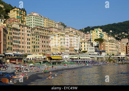 Una vista sul villaggio di pescatori di Camogli in Liguria, a nord-ovest dell'Italia. Foto Stock