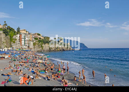 La spiaggia di Sori villaggio una piccola cittadina della Riviera di Levante Foto Stock