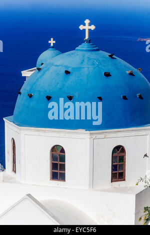 Anastasi Chiesa a Imerovigli, Santorini blu cupola vista Cicladi Grecia isola viaggio Foto Stock