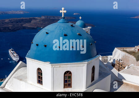 Anastasi Chiesa di Imerovigli, Santorini blu cupola isola greca, Grecia Isole Foto Stock