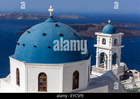 Santorini Grecia bei tetti blu Anastasi Chiesa a Imerovigli greco Isola Grecia Isole Europa Foto Stock