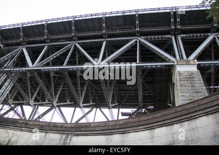 Cerca fino all'inizio del Sydney Harbour Bridge da Hickson Road accanto al Park Hyatt Hotel. Sydney, Australia. Foto Stock