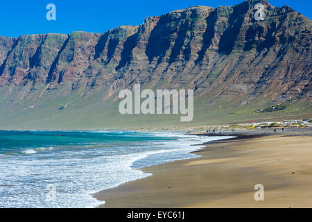 Spiaggia di Famara e la gamma della montagna. Lanzarote, Las Palmas provincia, Isole canarie, Spagna, Europa. Foto Stock