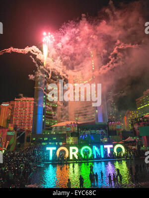 Toronto, Canada. 26 Luglio, 2015. Abbagliante spettacolo di fuochi d'artificio a city hall e la CN tower a Toronto, sulle cerimonie di chiusura di Pan Am giochi. Credito: NISARGMEDIA/Alamy Live News Foto Stock