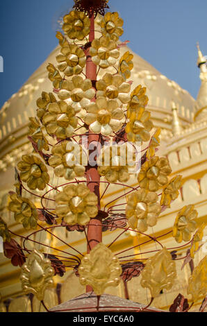 Shwezigon Paya, un significativo pagoda di Bagan, Myanmar (Birmania) Foto Stock