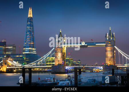 Il Tower Bridge, il fiume Tamigi e il Coccio grattacielo di notte. Londra, Regno Unito, Europa Foto Stock