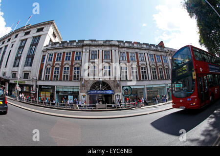 Stazione metropolitana di High Street Kensington con la strada in primo piano. Foto Stock