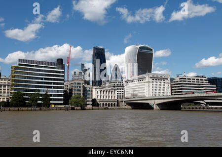 Lo skyline di Londra a nord del fiume Tamigi vicino a Waterloo bridge Foto Stock