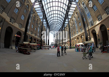Hays Galleria, London Bridge. Raccolta di negozi in un edificio restaurato del arcade. Costruito 1850 come una dock, ora riempito e coperto. Foto Stock
