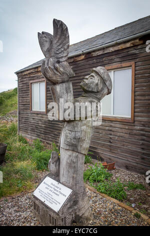 Scultura in legno di un uomo con piccioni al di fuori della Club House di Homing Skinningrove società, un club per amatori di piccione Foto Stock