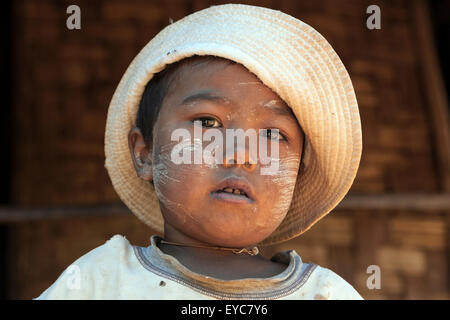 Ragazza locale con hat e Thanaka incollare sulla faccia, ritratto, Nyaung Shwe, Stato Shan, Myanmar Foto Stock