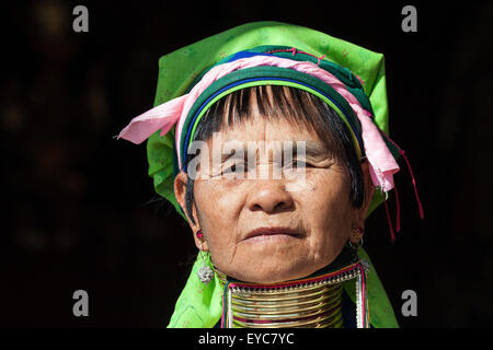 Una donna dalla tribù dei Padaung in tipico abito e copricapo, collana, ritratto, Lago Inle, Stato Shan, Myanmar Foto Stock