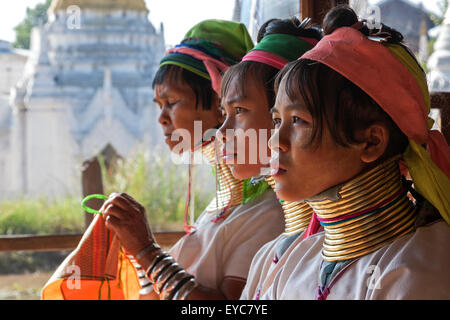 Le donne dalla tribù Padaung in tipico abito e copricapo, collane, Lago Inle, Stato Shan, Myanmar Foto Stock