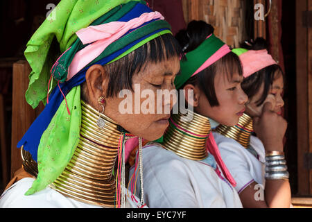 Le donne dalla tribù Padaung in tipico abito e copricapo, collane, Lago Inle, Stato Shan, Myanmar Foto Stock