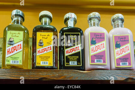 Bevande alcoliche tradizionali in un negozio. Foto Stock