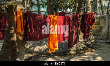 Vesti i monaci di essiccazione al sole, Monastero Mahagandayon, Amarapura, Myanmar, Asia Foto Stock