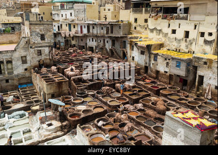 Dyeworks, i conciatori' e tintori' Chouwara quartiere nel centro storico di Fez el Bali, Fes, Marocco Foto Stock