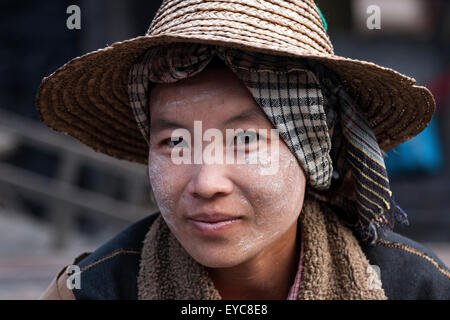 Nativo di donna con cappello tipico e Thanaka incollare sulla faccia, ritratto, Nyaung Shwe, Stato Shan, Myanmar Foto Stock