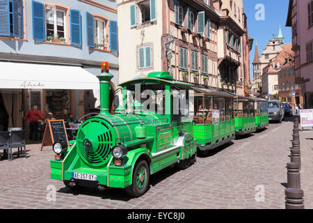 Treno turistico nel centro storico di Colmar, Alsazia, Francia Foto Stock