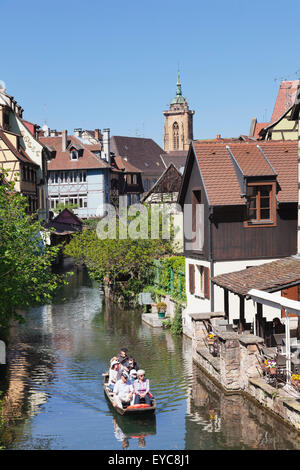 Gita in barca sul fiume Lauch, Little Venice district, Colmar, Alsazia, Francia Foto Stock