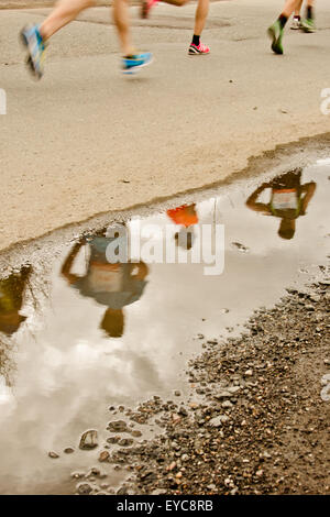 Corridori della maratona le gambe e di riflessione Foto Stock