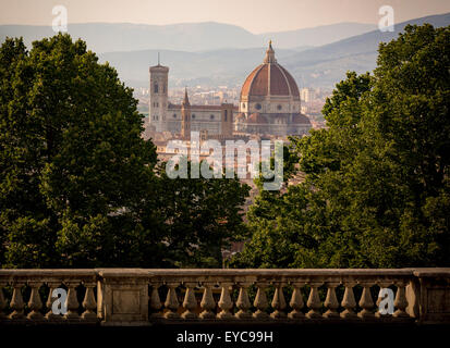 La façade facciata sud del Duomo di Firenze intravedeva gli alberi della chiesa di San Miniato al Monte. Firenze, Italia. Foto Stock