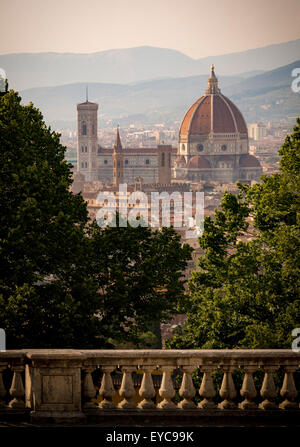 La façade facciata sud del Duomo di Firenze scorse attraverso gli alberi di San Miniato al Monte. Firenze, Italia. Foto Stock