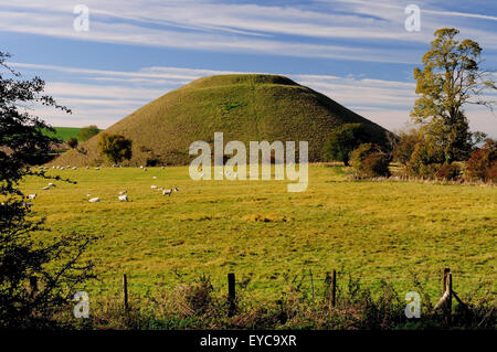 Silbury Hill, Wiltshire, parte di Avebury sito patrimonio mondiale. Foto Stock