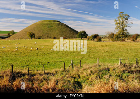 Silbury Hill, Wiltshire, parte di Avebury sito patrimonio mondiale. Foto Stock