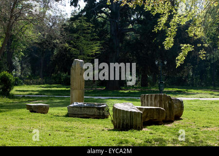 Marmi corinzio recante sul verde parco circondato da alberi in Giardini Nazionali di Atene. Syntagma. La Grecia Foto Stock