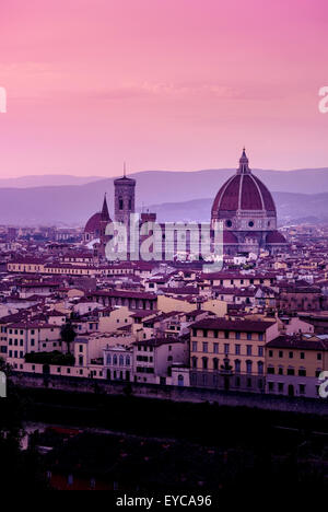 Cattedrale di Firenze vista dalla riva sud del fiume Arno al tramonto, con un cielo rosa. Firenze, Italia. Foto Stock