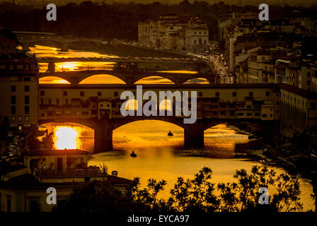 Ponte Vecchio al tramonto e il fiume Arno. Firenze, Italia. Foto Stock