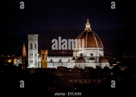 Cattedrale di Firenze con il Museo Nazionale del Bargello in primo piano di notte. Firenze, Italia. Foto Stock