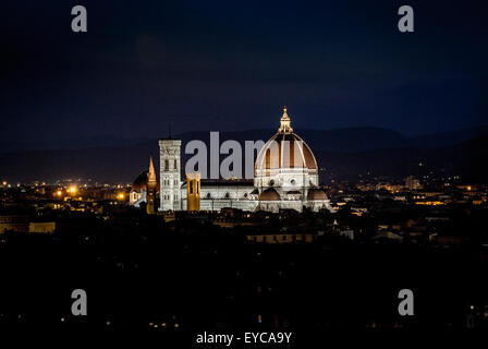 Cattedrale di Firenze con il Museo Nazionale del Bargello in primo piano di notte. Firenze, Italia. Foto Stock