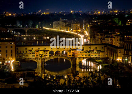 Ponte Vecchio di notte e il fiume Arno. Firenze, Italia. Foto Stock