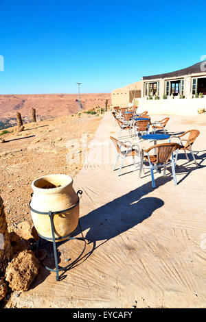 Nella valle del Marocco africa l'atlas montagna arida terra collina isolata Foto Stock