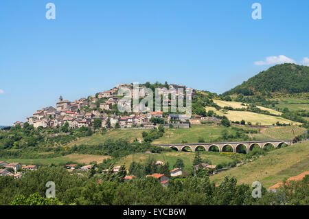 La collina villaggio di Compeyre, vicino a Millau, Aveyron, Midi-Pirenei, Francia, Europa Foto Stock