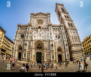 Foto con lenti fisheye dell'esterno dell'ingresso anteriore ovest del Duomo di Firenze - la Cattedrale di Santa Maria del Fiore. Firenze. Italia. Foto Stock