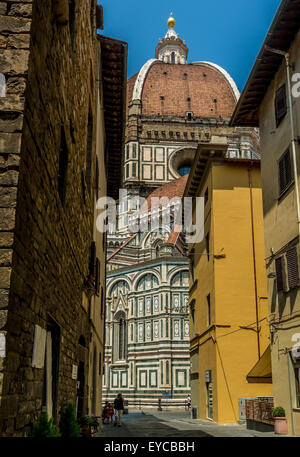 Il Duomo di Firenze intravedeva tra gli edifici della città di Firenze. Foto Stock