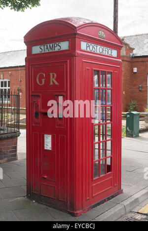 Insolito 1930s telefono combinato di kiosk e casella postale con timbro macchine, Post Office K4 design, Whitley Bay, North Tyneside, Regno Unito Foto Stock