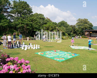 Le persone che giocano la gigantesca 'board' giochi all aperto a Connaught giardini, Sidmouth, Devon. Foto Stock