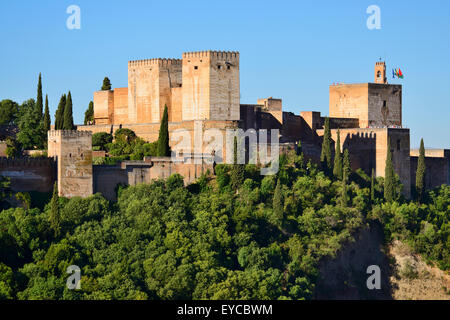 Vista della Alcazaba torri entro la Alhambra Palace complesso in Granada, Andalusia, Spagna Foto Stock