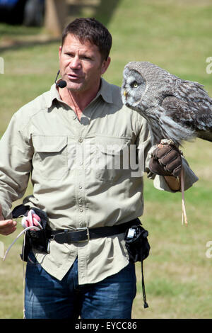 Hertfordshire, Inghilterra, circa del luglio 2015, Steve Backshall, naturalista e wildlife presenter in un live show della fauna selvatica con un grande Foto Stock