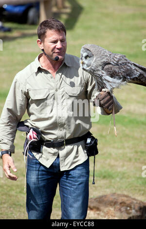 Hertfordshire, Inghilterra, circa del luglio 2015, Steve Backshall, naturalista e wildlife presenter in un live show della fauna selvatica con un grande Foto Stock