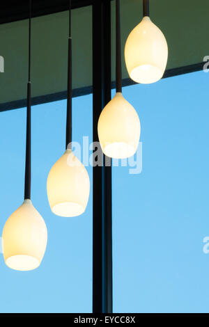 Foto di un raffinato e lussuoso ingresso ad un moderno lampadari di lusso. Foto Stock