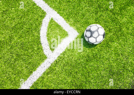 Campo sportivo con tappeto erboso artificiale per giocare a calcio o di  futsal Foto stock - Alamy