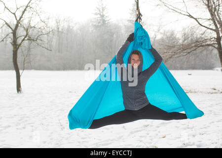 Giovane donna pratica yoga dell'antenna all'aperto Foto Stock
