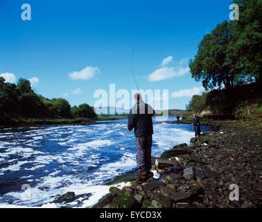 La pesca al salmone, Ballisodare River, Co Sligo, Irlanda Foto Stock